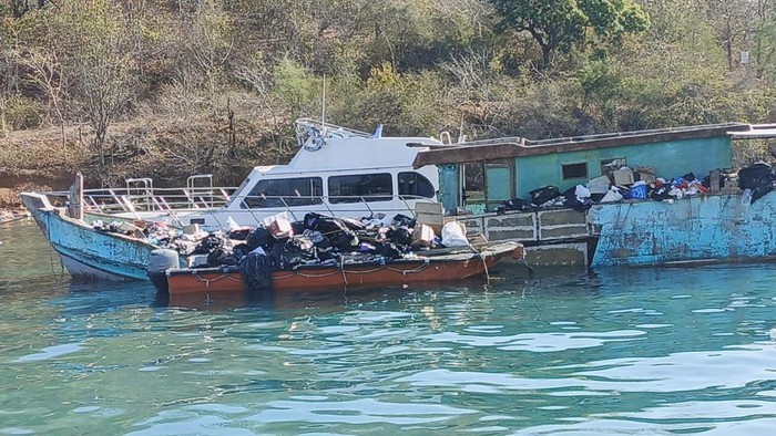 Sampah-sampah dari kapal dibuang di kapal fiber di perairan Labuan Bajo, Manggarai Barat, Nusa Tenggara Timur (NTT). (Foto: Istimewa)