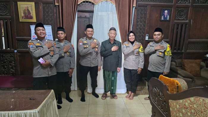 Satbinmas Polres Pasuruan bersilaturahmi ke KH Sholeh Bahruddin pengasuh Ponpes Ngalih Purwosari
