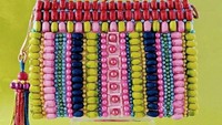 Tak kalah kreatif, desain tas yang satu ini terlihat menggunakan manik-manik aneka warna. Beberapa manik bahkan tampak mengilap nih! Foto: Bored Panda