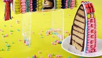 Lagi-lagi tas ini sesungguhnya adalah cake. Saat dipotong vertikal terlihat di dalamnya berupa sponge cake dengan lapisan cokelat. Foto: Bored Panda