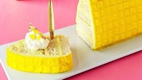 Eitss! Ternyata ketika dipotong tas ini berupa cake dengan topping cream yang menarik selera. Foto: Bored Panda