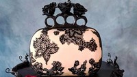 Kalau tas ini memberikan kesan lebih elegan dengan warna hitam. Modelnya purse sehingga perlu dijinjing. Foto: Bored Panda