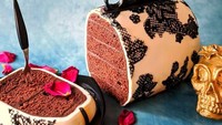 Begitu dipotong, tas mewah ini merupakan cake cokelat yang terlihat padat dan lembut. Nyamm! Foto: Bored Panda