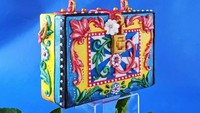 Tas motif bunga dengan warna-warni mencolok ini terlihat fashionable sekali ya? Dipotret dengan properti lemon dan daunnya yang memberikan aksen segar pada foto. Foto: Bored Panda