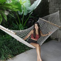 Gaya Ria pun simple, namun terlihat anggun dalam balutan mini dress atau crop top tanpa lengan. Foto: Dok. Instagram Ria Andrews