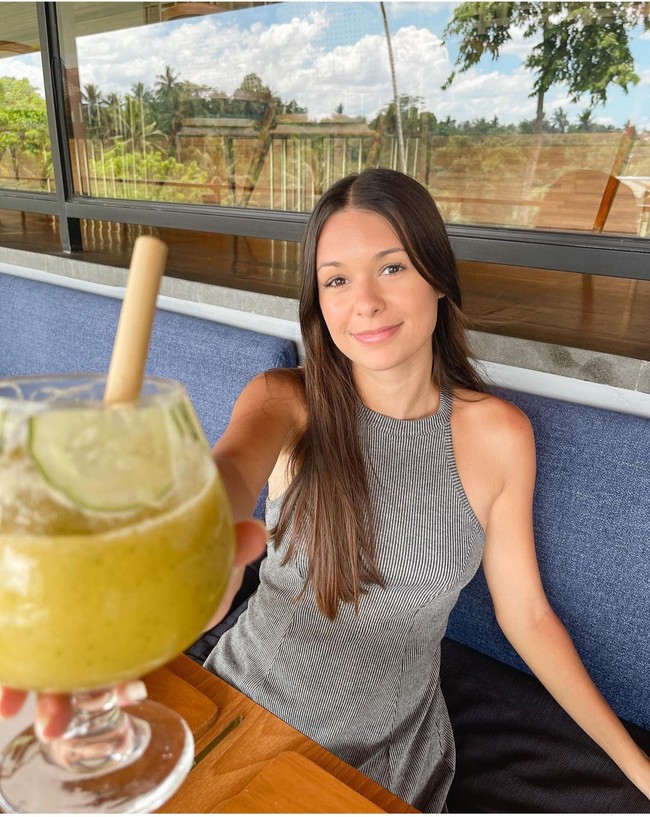 Sosok istri Stefan William ini kemudian membuat publik penasaran. Pemilik nama lengkap Ria Kathleen Andrews merupakan perempuan keturunan Inggris. Foto: Dok. Instagram Ria Andrews