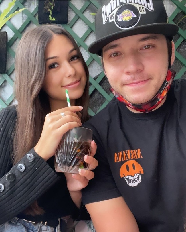 Pesinetron Stefan William dan Ria Andrews mencuri perhatian publik setelah mengumumkan sudah memiliki anak pada akhir Agustus lalu. Kehadiran putra Stefan yang diberi nama Noah itu pun memberi banyak pertanyaan netizen tentang status hubungannya dengan selebgram Ria Andrews. Foto: Dok. Instagram Ria Andrews