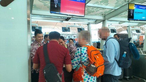 Sepasang warga Jerman berinisial MAK dan BK dideportasi melalui Bandara Internasional I Gusti Ngurah Rai, Bali, pada Kamis (12/9/2024). (Foto: Imigrasi Singaraja)