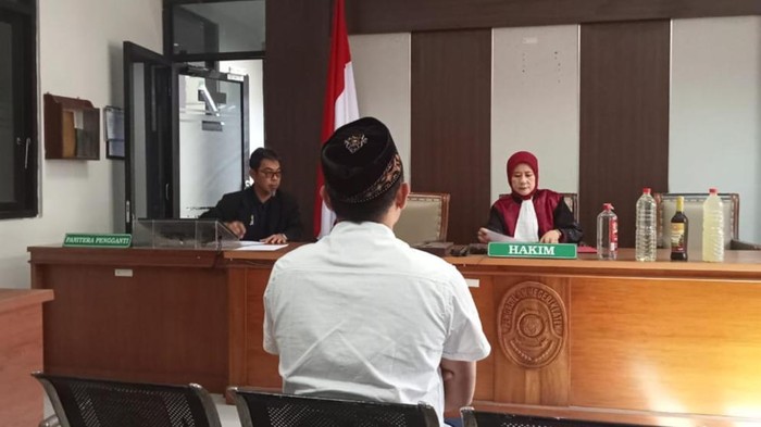 Sidang kasus penjualan minuman keras ilegal.