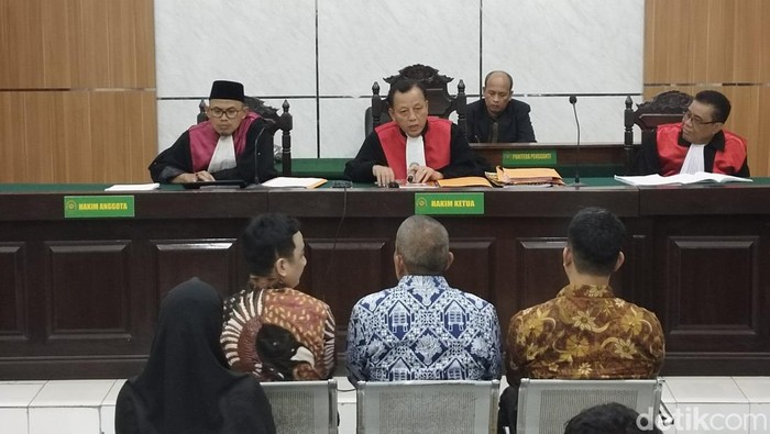 Sidang dakwaan Irfan Nur Alam cs di kasus korupsi proyek bangun guna serah Pasar Sindangkasih, Cigasong, Majalengka.