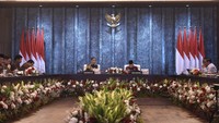 Dalam sidang kabinet terakhir dari Kabinet Indonesia Maju itu Jokowi menyampaikan permintaan maaf kepada para menteri dan stafnya atas segala kekurangan selama masa pemerintahannya. Rapat ini menandai akhir dari masa kerja kabinet di lokasi baru IKN Nusantara. ANTARA FOTO/M Risyal Hidayat