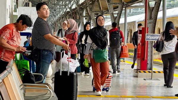Stasiun Pasar Senen Dipadati Penumpang Jelang Long Weekend