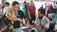 Jumlah ini meningkat 12 persen dibandingkan dengan Jumat sebelumnya, yang mencatatkan 31.457 penumpang.