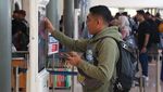 Stasiun Pasar Senen Dipadati Penumpang Jelang Long Weekend