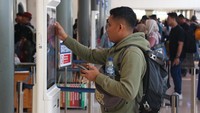 Data menunjukkan bahwa pada hari ini, Jumat, 13 September 2024, volume penumpang dari wilayah Daop 1 Jakarta mencapai 35.500 orang, dengan rincian 16.500 penumpang dari Stasiun Pasar Senen dan 12.300 penumpang dari Stasiun Gambir.
