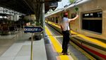Stasiun Pasar Senen Dipadati Penumpang Jelang Long Weekend