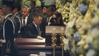 Peti jenazah Fujimori dibawa ke Kementerian Kebudayaan, di mana upacara pemakamannya berlangsung hingga hari Sabtu (14/9), sehingga masyarakat dapat memberikan penghormatan terakhir.
