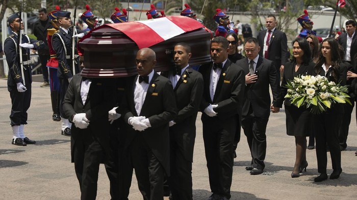 Keiko Fujimori, her brother Kenji, and other relatives follow pallbearers carrying the coffin of their father, former President Alberto Fujimori, to a museum for his wake in Lima, Peru, Thursday, Sept. 12, 2024. (AP Photo/Guadalupe Pardo)