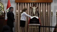 Suasana duka tampak dirasakan oleh keluarga, terutama sang anak dari Alberto, Kenji Fujimori dan Keiko Fujimori yang mendekati peti jenazah ayah mereka.