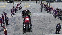 Keluarga dan kerabat mengikuti pengusung jenazah yang membawa peti jenazah mantan Presiden Alberto Fujimori ke museum untuk upacara penghormatan terakhirnya di Lima, Peru, Kamis (12/9/2024).