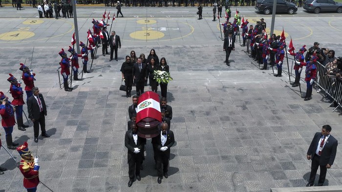 Suasana Duka di Penghormatan Terakhir Eks Presiden Peru Alberto Fujimori Keiko Fujimori, her brother Kenji, and other relatives follow pallbearers carrying the coffin of their father, former President Alberto Fujimori, to a museum for his wake in Lima, Peru, Thursday, Sept. 12, 2024. (AP Photo/Guadalupe Pardo)