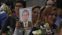 Para pendukung mantan Presiden Alberto Fujimori berbaris untuk memberikan penghormatan terakhir.