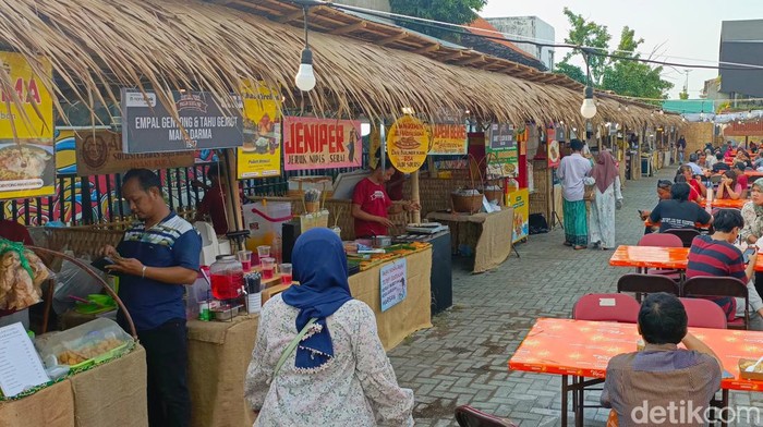 Suasana Pasar Sentiling Festival Kota lama Semarang, Jumat (13/9/2024).