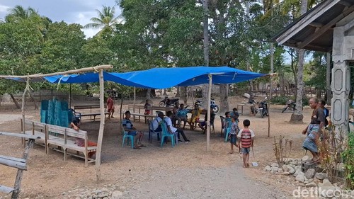 Suasana rumah duka Abraham Nofu di Desa Naitae, Kecamatan Fatuleu Barat, Kabupaten Kupang, NTT, Kamis (12/9/2024).