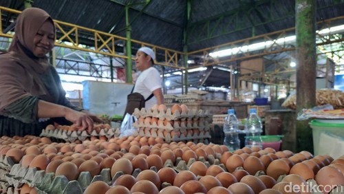 Suasana salah satu pedagang telur di Pasar Pagesangan, Kota Mataram, NTB, Jumat (13/9/2024). Telur menjadi salah satu komoditas yang naik menjelang Maulid Nabi Muhammad SAW. (Nathea Citra/detikBali)