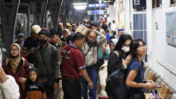 Suasana Stasiun Pasar Senen Jelang Long Weekend Stasiun Pasar Senen mengalami peningkatan jumlah penumpang, Jumat (13/9/2024). Hal ini bertepatan dengan libur panjang peringatan Maulid Nabi Muhammad SAW pada 16 September.
