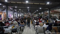 Ratusan calon penumpang menunggu kereta jarak jauh di kawasan Stasiun Pasar Senen, Jakarta, Jumat (13/9/2024).
