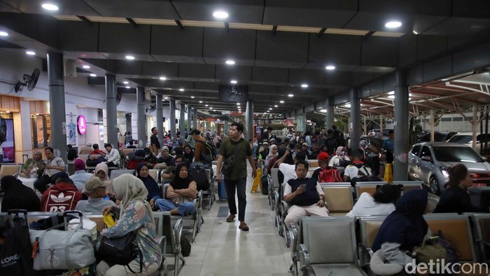 Suasana Stasiun Pasar Senen Jelang Long Weekend Stasiun Pasar Senen mengalami peningkatan jumlah penumpang, Jumat (13/9/2024). Hal ini bertepatan dengan libur panjang peringatan Maulid Nabi Muhammad SAW pada 16 September.