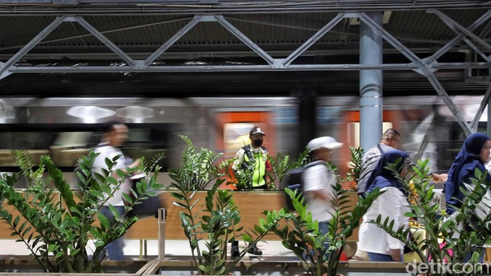 Suasana Stasiun Pasar Senen Jelang Long Weekend Stasiun Pasar Senen mengalami peningkatan jumlah penumpang, Jumat (13/9/2024). Hal ini bertepatan dengan libur panjang peringatan Maulid Nabi Muhammad SAW pada 16 September.