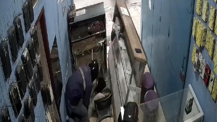 Tangkapan layar pria inisial AR (42) saat melakukan aksinya di Jalan Raya Arjasari, Kampung Cijaringao, Desa Lebakwangi, Kecamatan Arjasari, Kabupaten Bandung, Rabu (11/9/2024) lalu.