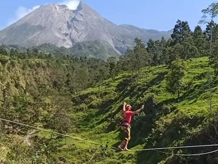 Tangkapan layar video aksi bule menyeberang Sungai Woro Gunung Merapi, Klaten. Foto diunggah Jumat (13/9/2024).