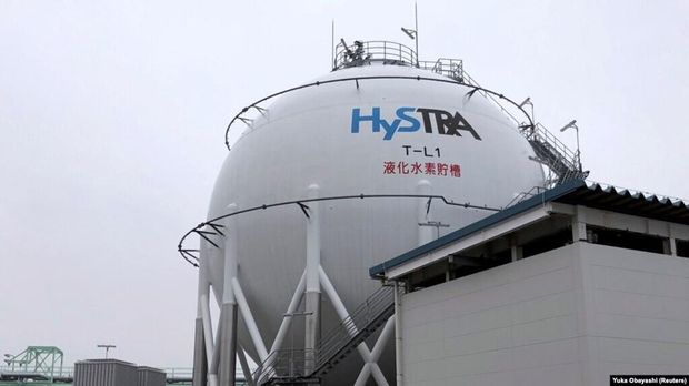 Tangki penyimpanan hidrogen cair yang dibangun oleh Kawasaki Heavy Industries di terminal penerima hidrogen di Pulau Bandara Kobe