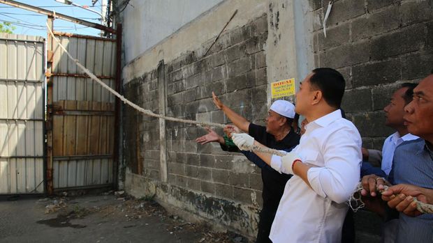 Tembok Tambak Wedi dirobohkan