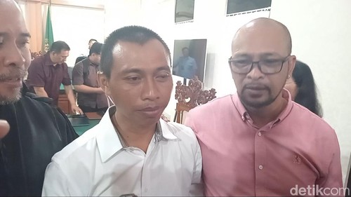 Nyoman Sukena (kiri) seusai menjalani sidang di PN Denpasar, Jumat (13/9/2024). (Aryo Mahendro/detikBali).