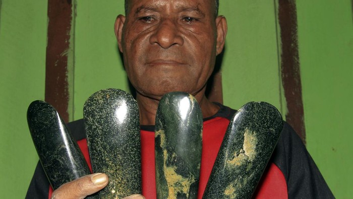 Tomaku, Batu Berharga yang Jadi Alat Bayar Pernikahan Suku Sentani Seorang pengrajin menunjukkan tomaku batu atau kampak batu hasil karyanya di Kampung Yoka, Kota Jayapura, Papua, Kamis (12/9/2024). Tomako batu memiliki nilai ekonomis yang tinggi dan telah ditetapkan sebagai Warisan Budaya Tak Benda Indonesia sejak tahun 2015, sedangkan bagi suku Sentani merupakan alat pembayaran perkawinan atau pembayaran kepala suku. ANTARA FOTO/Gusti Tanati/Spt.