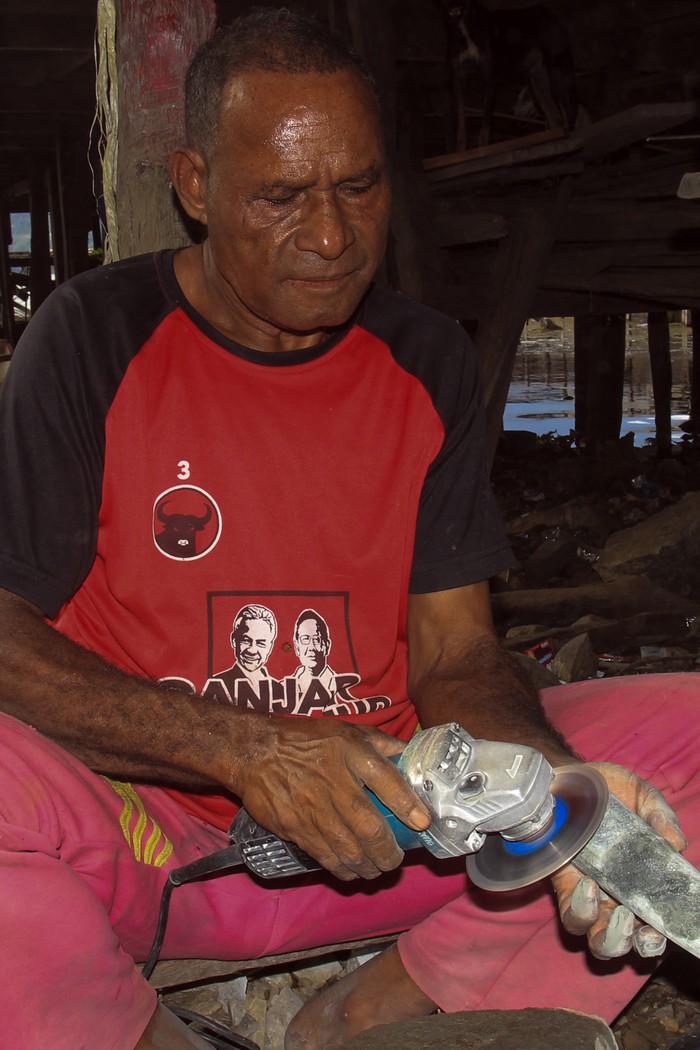 Seorang pengrajin menunjukkan tomaku batu atau kampak batu hasil karyanya di Kampung Yoka, Kota Jayapura, Papua, Kamis (12/9/2024). Tomako batu memiliki nilai ekonomis yang tinggi dan telah ditetapkan sebagai Warisan Budaya Tak Benda Indonesia sejak tahun 2015, sedangkan bagi suku Sentani merupakan alat pembayaran perkawinan atau pembayaran kepala suku. ANTARA FOTO/Gusti Tanati/Spt.