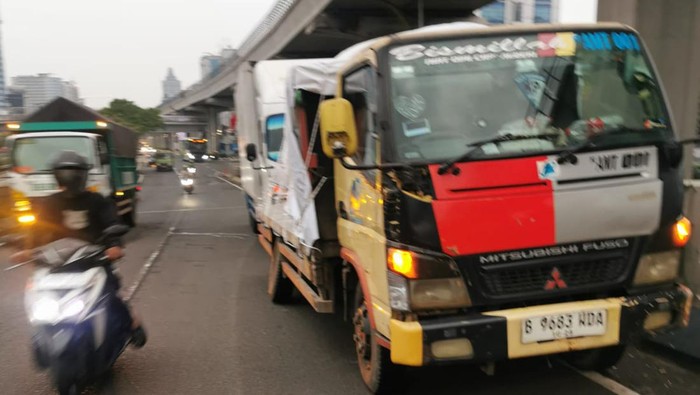 Truk Gangguan Ban di Flyover Pancoran Arah Semanggi