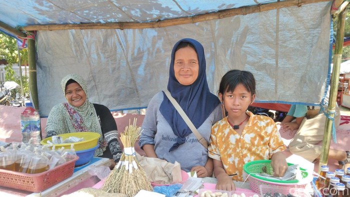 Uus Nurwati di lapak kembang tujuh rupa miliknya