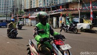 Tampak kepadatan lapak pedagang maupun ruko dengan latar belakang apartemen mewah.