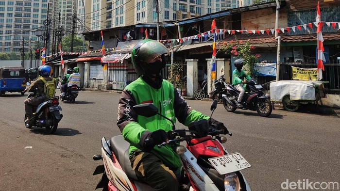 Wacana Membangun Permukiman di Atas Pasar Aktivitas jual beli barang kebutuhan pokok terlihat di Kawasan Pasar Kebayoran Lama, Jakarta Selatan, Jumat (13/9/2024). Tampak kepadatan lapak pedagang maupun ruko dengan latar belakang apartemen mewah. Pasangan calon Gubernur Ridwan Kamil-Suswono berencana membangun permukiman di atas pasar untuk mengurangi kekumuhan dan harga perumahan yang semakin mahal di tengah kota.