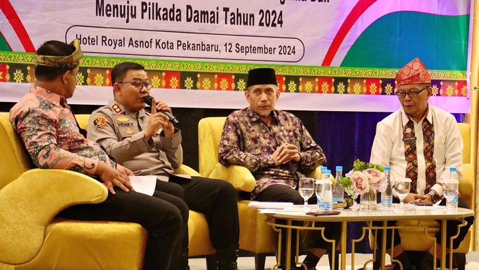 Wakapolres saat audiensi dengan guru dan ponpes di Pekanbaru.