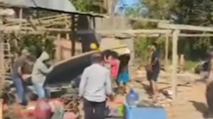 Warga di Jeneponto bongkar rumah sendiri gegara beda pilihan politik dengan lurah.