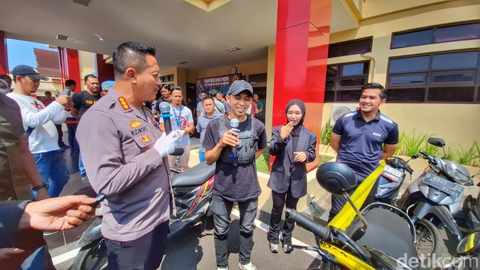 Warga Kecamatan Paseh, Kabupaten Bandung, Cepi (35) saat berbincang dengan Kapolresta Bandung.