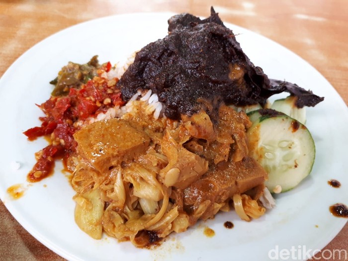 Warung nasi Padang yang punya rendang hitam