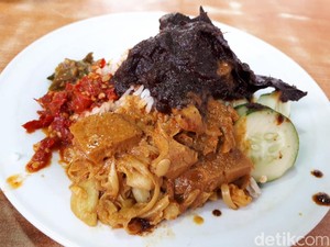 5 Warung Nasi Padang yang Punya Rendang Hitam Pekat