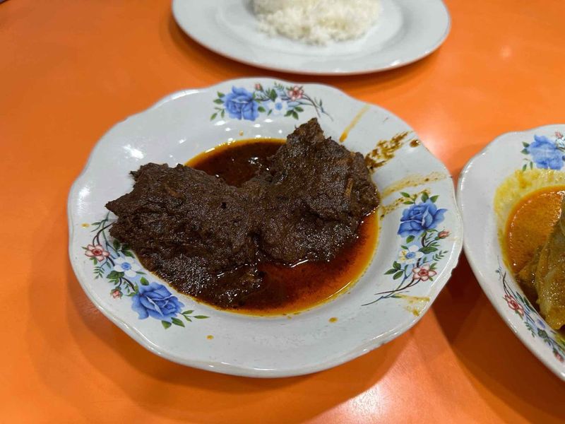 Warung nasi Padang yang punya rendang hitam